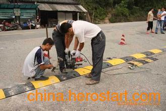 承接?xùn)|莞道路減速帶安裝工程，專業(yè)廠家供應(yīng)各類道路減速設(shè)備
