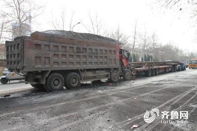 張店 兩貨車追尾致車頭損毀嚴(yán)重，交警迅速救援并疏導(dǎo)交通，提醒使用道路減速設(shè)備