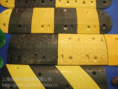 減速帶與防撞桶 道路安全的守護者——解析上海會順交通設施的專業(yè)之路